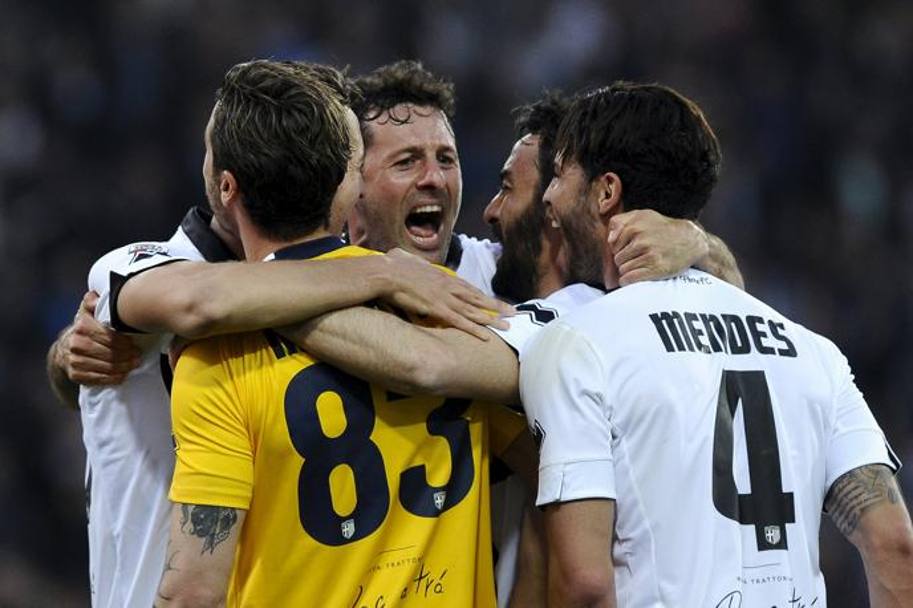 A fine partita esplode la gioia dei giocatori del Parma. Action Images